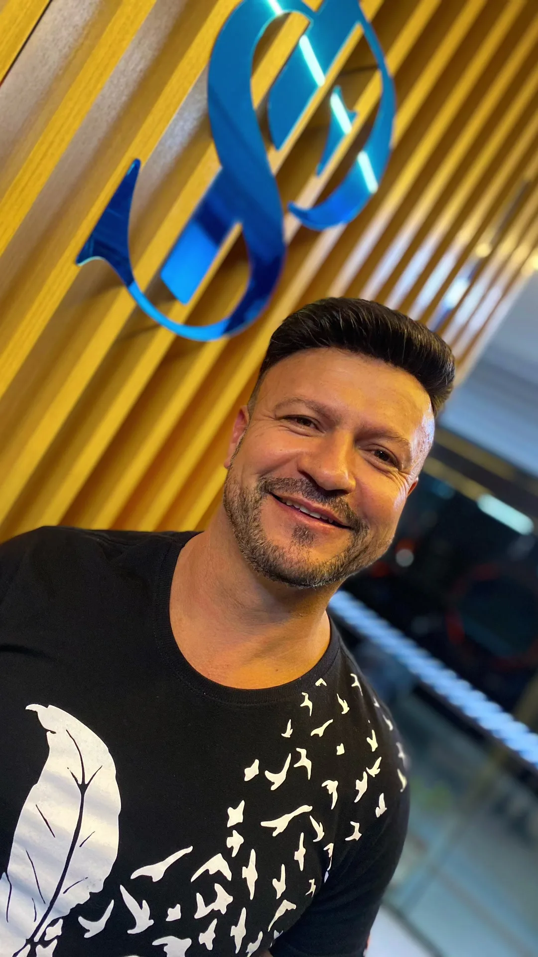 Cliente do Studio Premium sorrindo depois da aplicação da prótese capilar